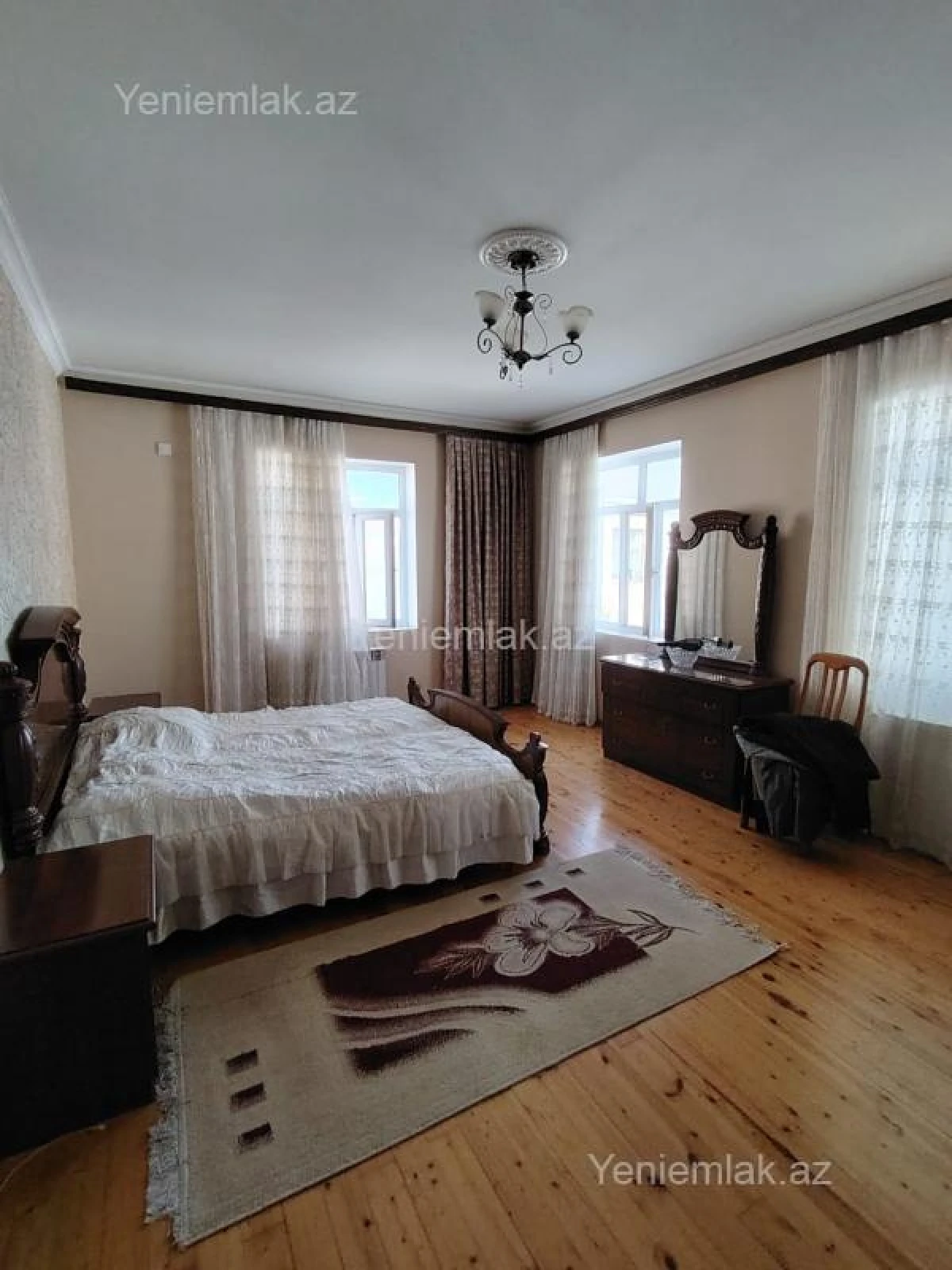 Satılır 5 otaqlı həyət evi 240 m²