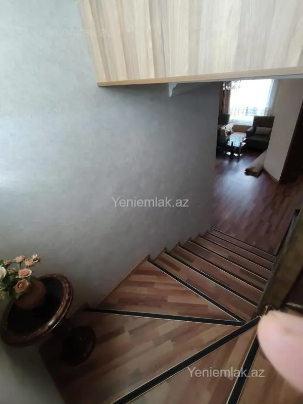 Satılır 5 otaqlı həyət evi 240 m²