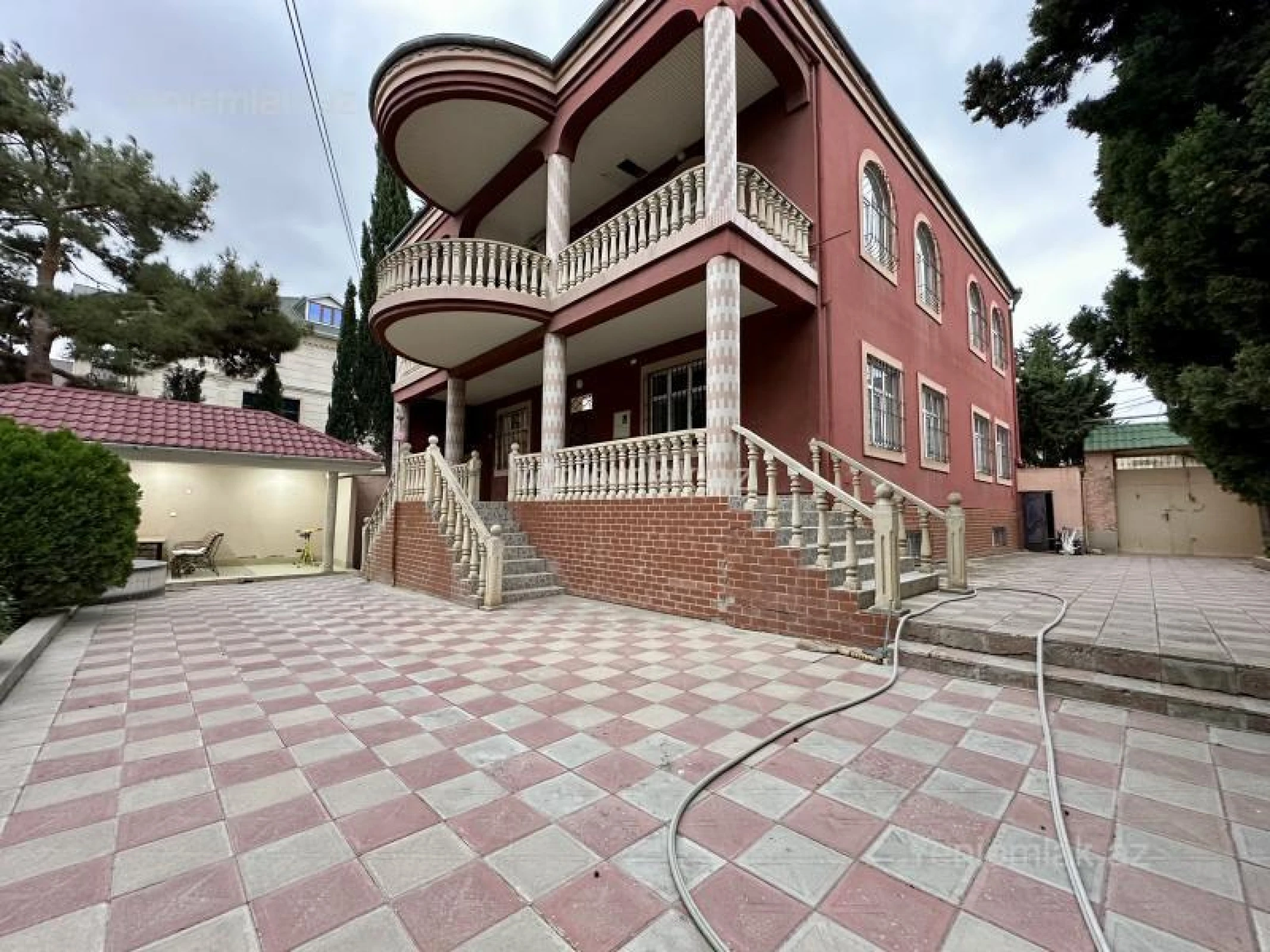 Satılır 5 otaqlı həyət evi 400 m²