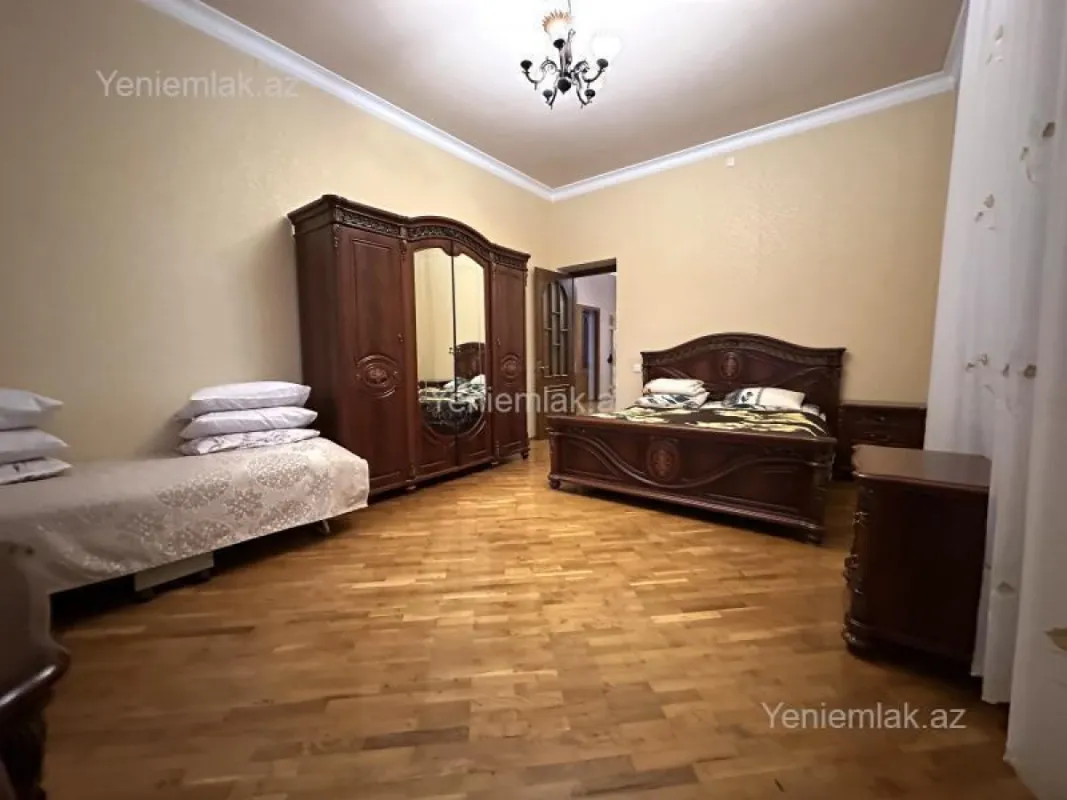 Satılır 5 otaqlı həyət evi 400 m²