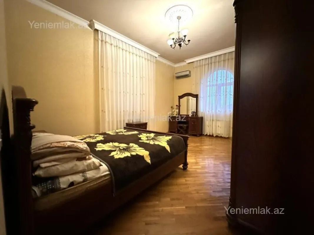 Satılır 5 otaqlı həyət evi 400 m²