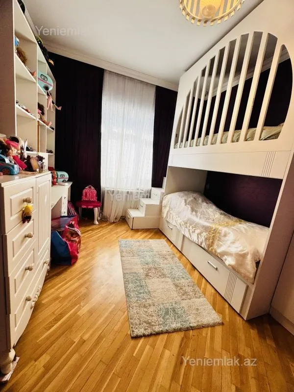 Satılır 4 otaqlı köhnə tikili 100 m²