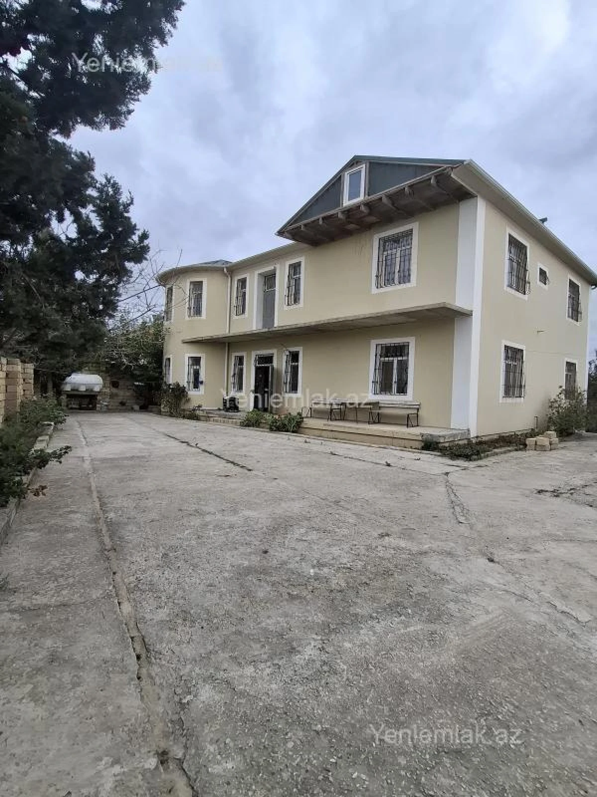 Satılır 5 otaqlı həyət evi 280 m²