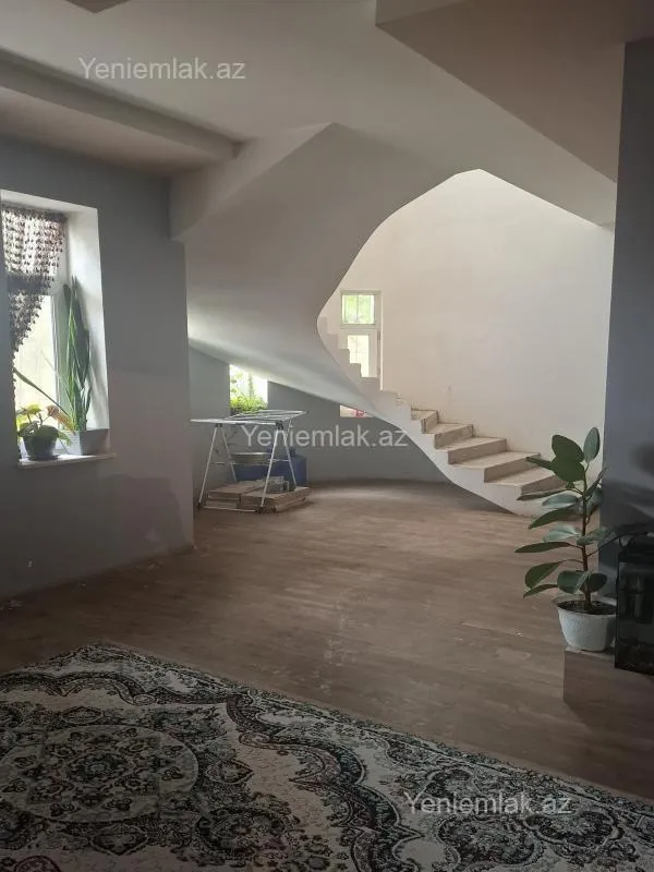 Satılır 5 otaqlı həyət evi 280 m²