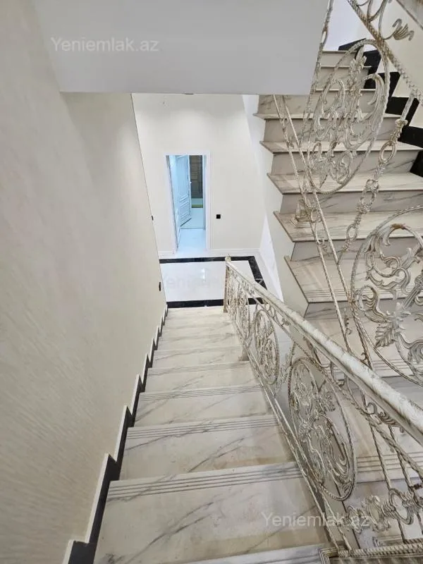 Satılır 5 otaqlı həyət evi 200 m²