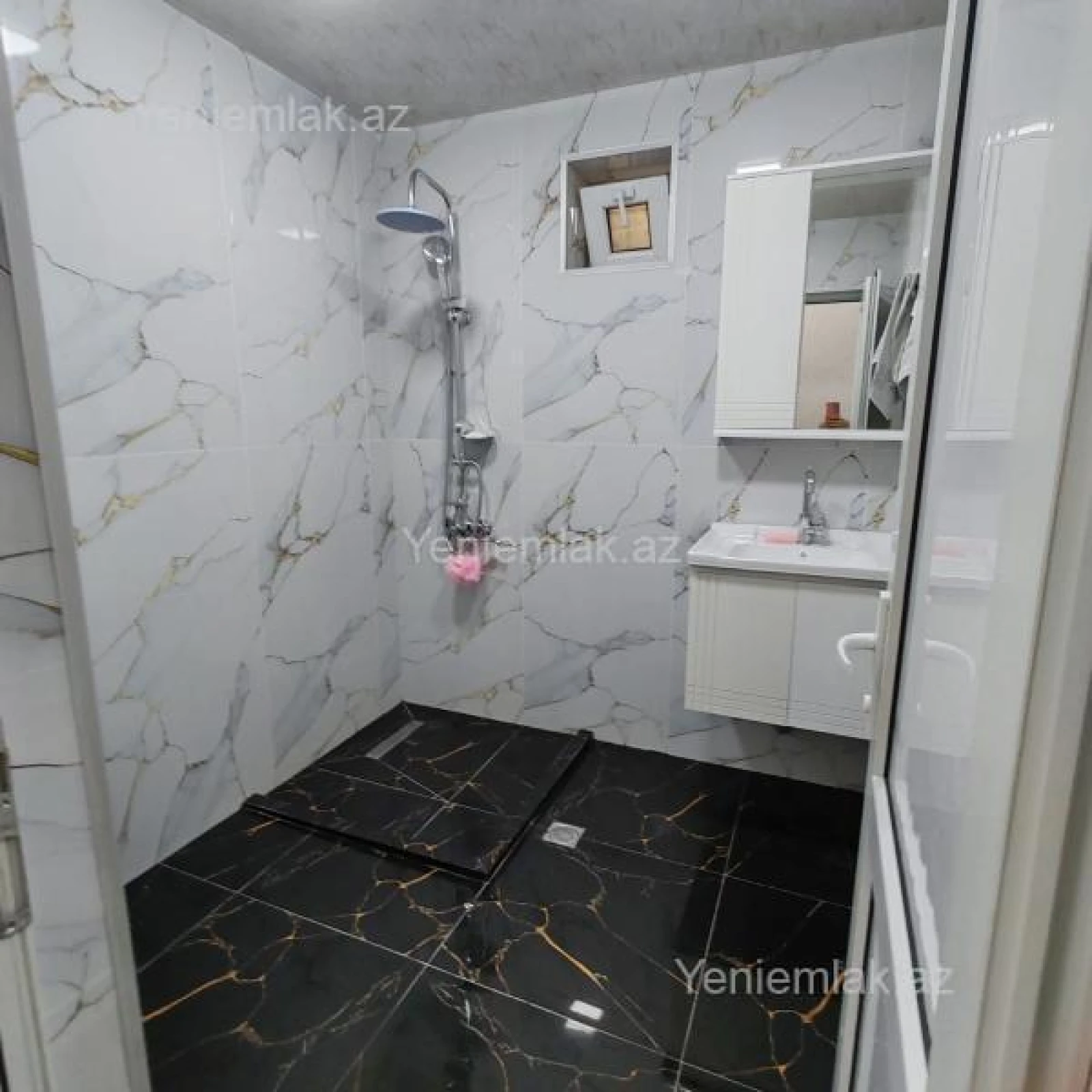 Satılır 5 otaqlı həyət evi 180 m²