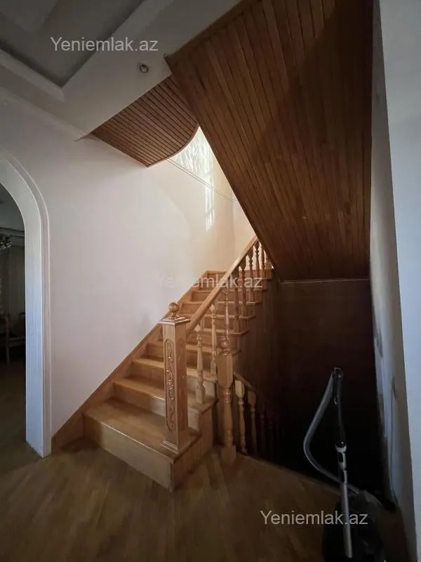 Satılır 6 otaqlı həyət evi 300 m²