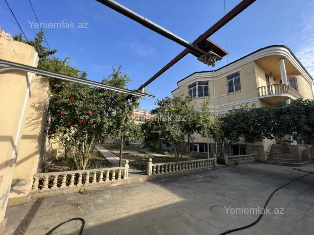 Satılır 6 otaqlı həyət evi 300 m²