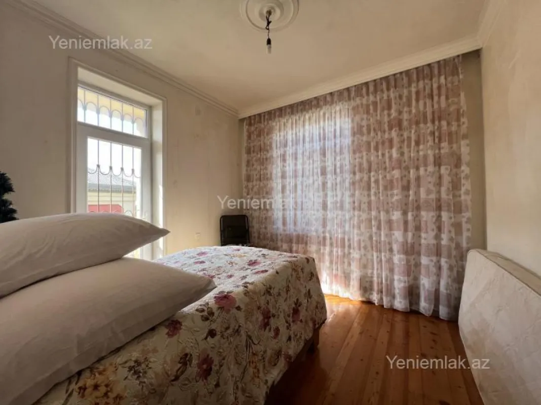 Satılır 6 otaqlı həyət evi 300 m²