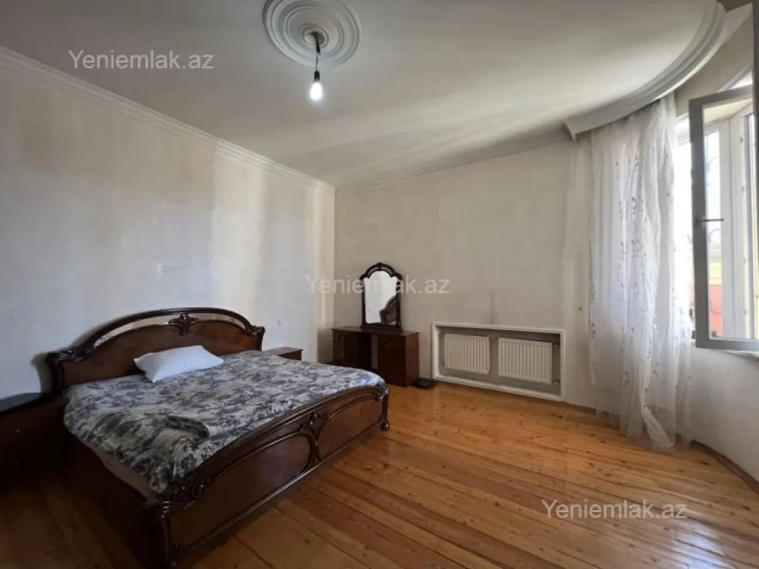 Satılır 6 otaqlı həyət evi 300 m²