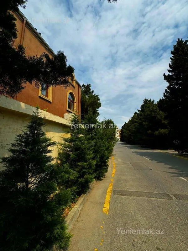 Satılır 7 otaqlı həyət evi 375 m²