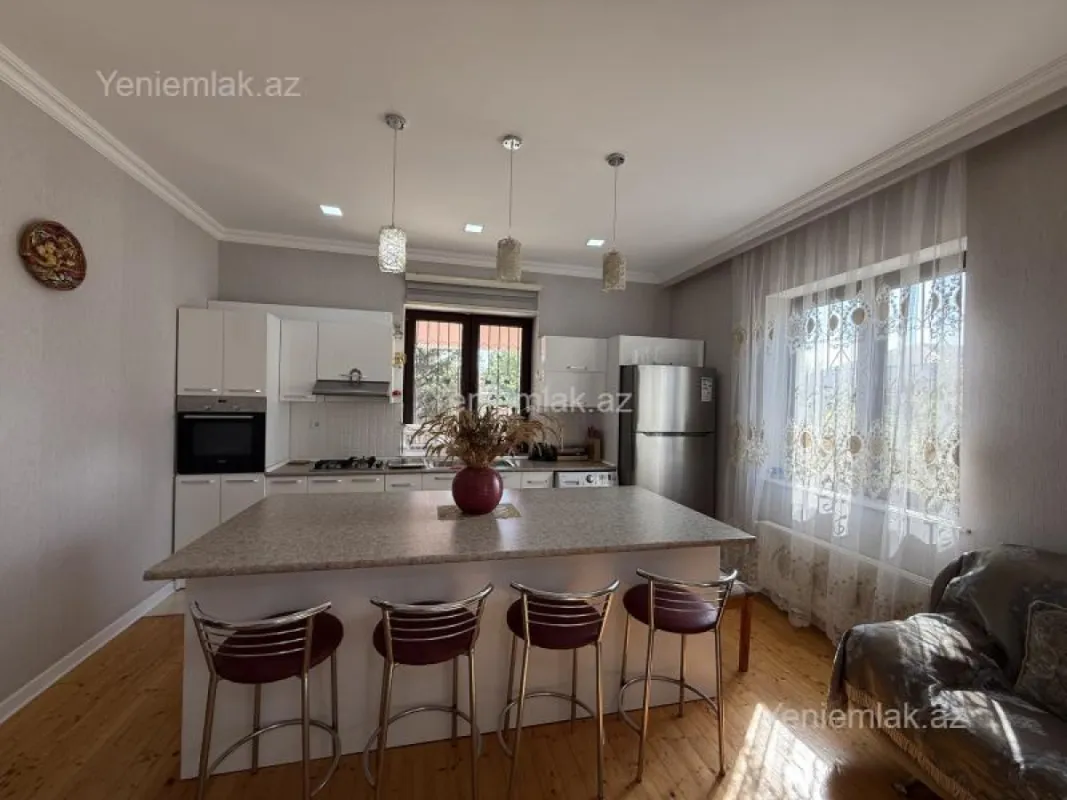 Satılır 5 otaqlı həyət evi 250 m²