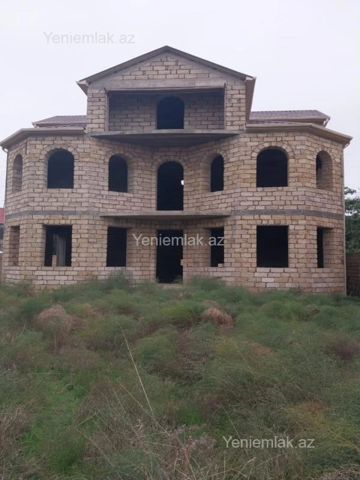 Satılır 8 otaqlı həyət evi 570 m²