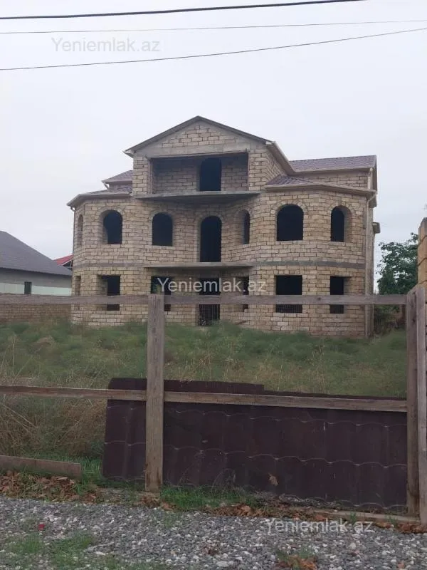Satılır 8 otaqlı həyət evi 570 m²
