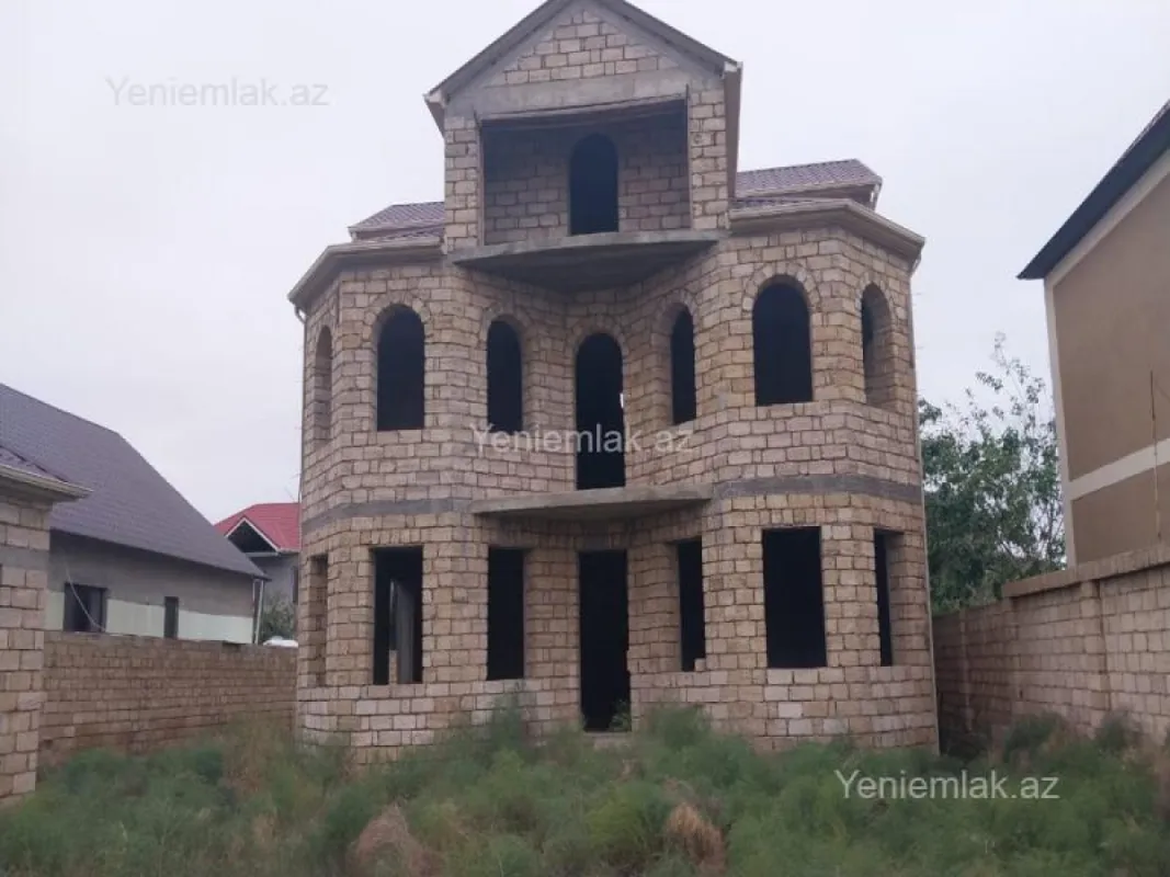 Satılır 8 otaqlı həyət evi 570 m²