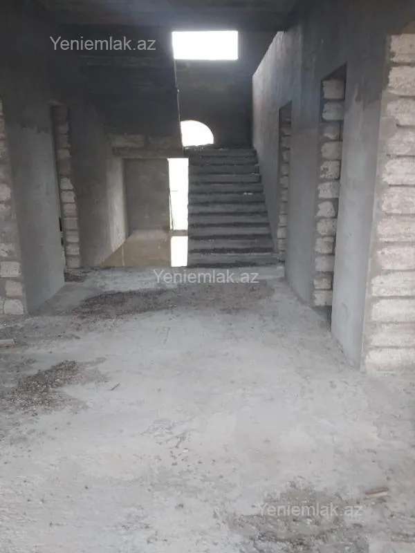 Satılır 8 otaqlı həyət evi 570 m²