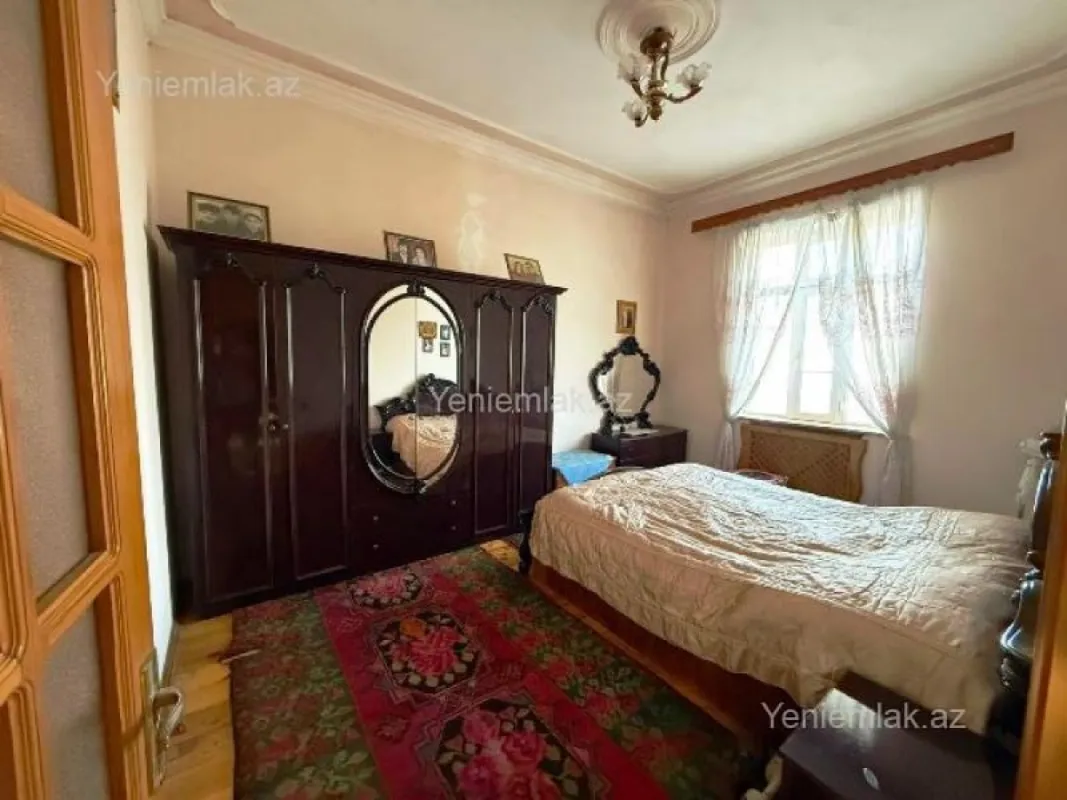 Satılır 5 otaqlı həyət evi 200 m²