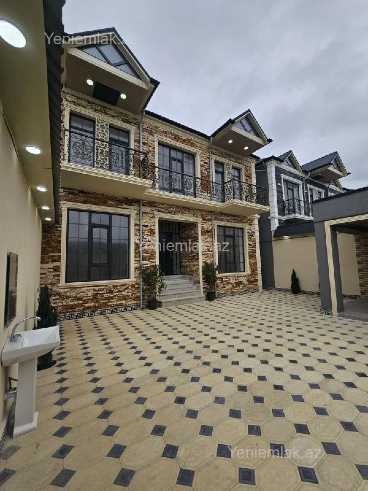 Satılır 5 otaqlı həyət evi 200 m²