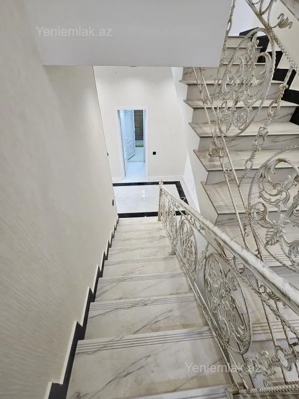 Satılır 5 otaqlı həyət evi 200 m²