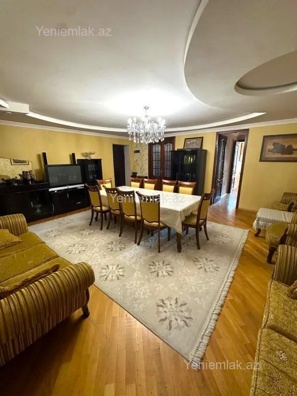 Satılır 4 otaqlı köhnə tikili 120 m²