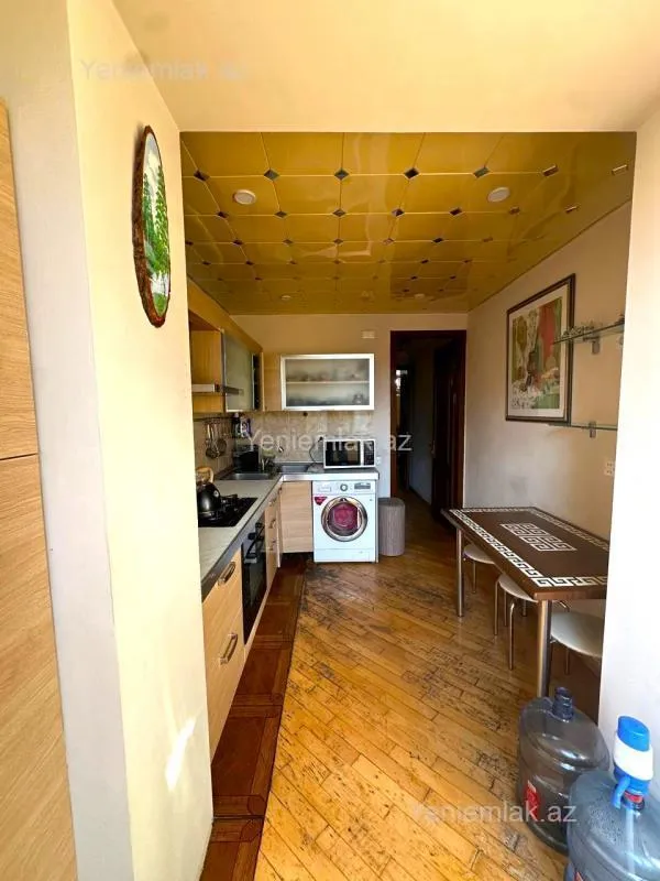 Satılır 4 otaqlı köhnə tikili 120 m²