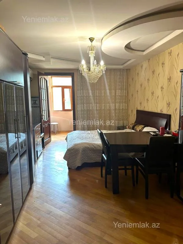 Satılır 4 otaqlı köhnə tikili 120 m²