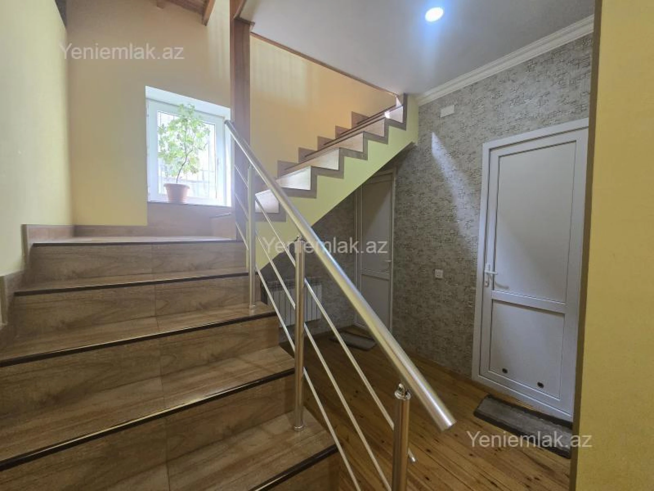 Satılır 5 otaqlı həyət evi 200 m²