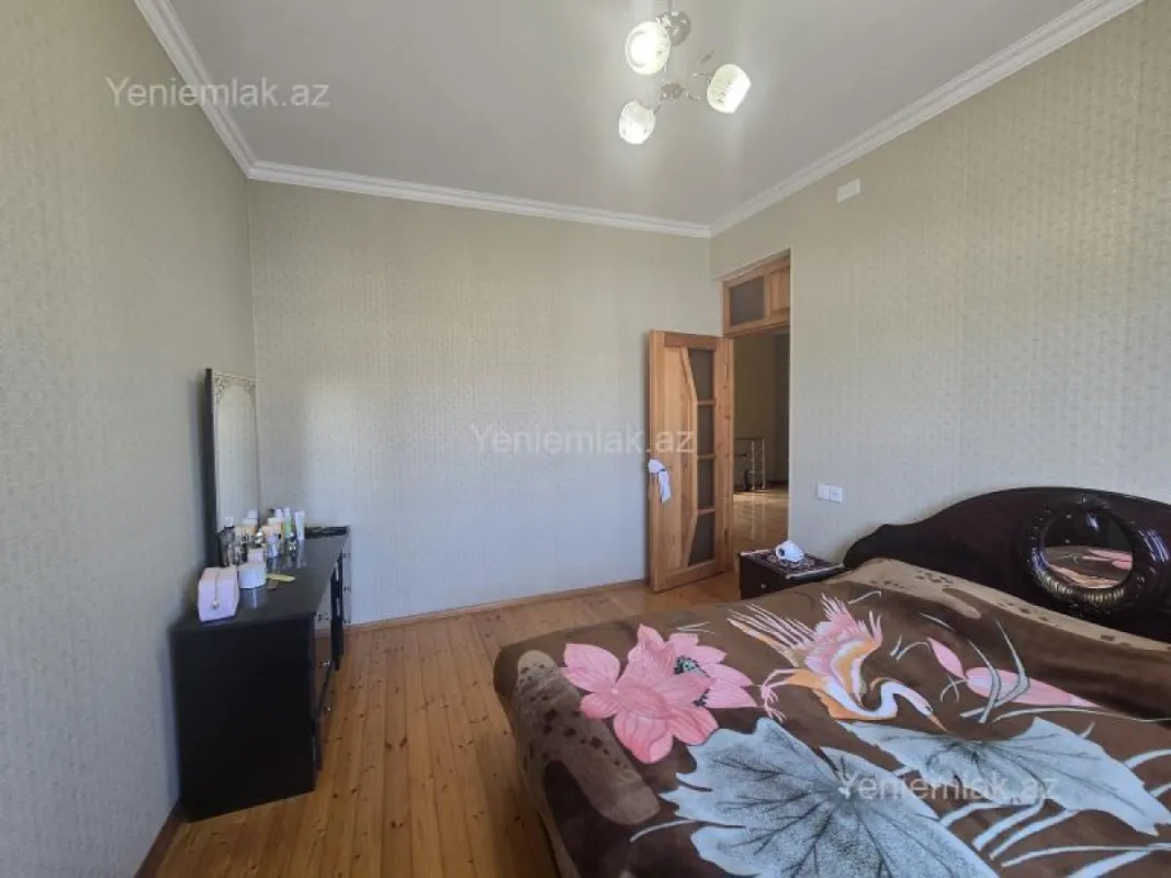 Satılır 5 otaqlı həyət evi 200 m²