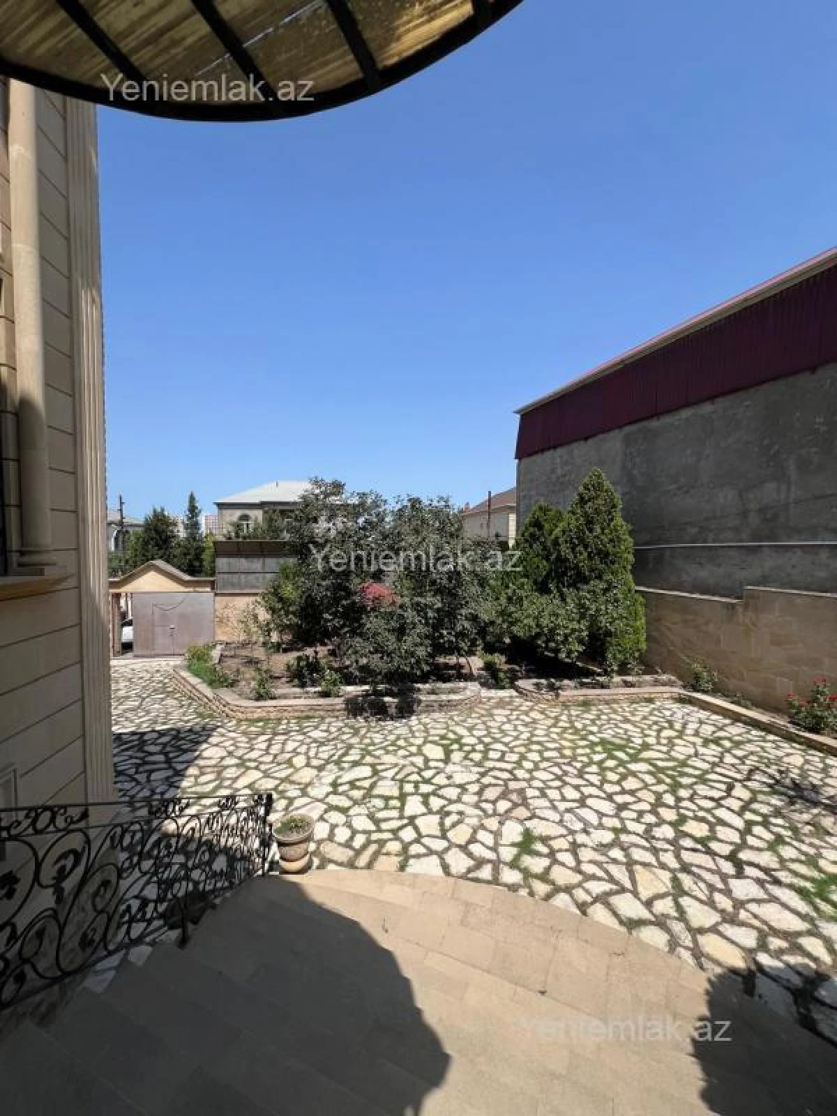 Satılır 9 otaqlı həyət evi 380 m²