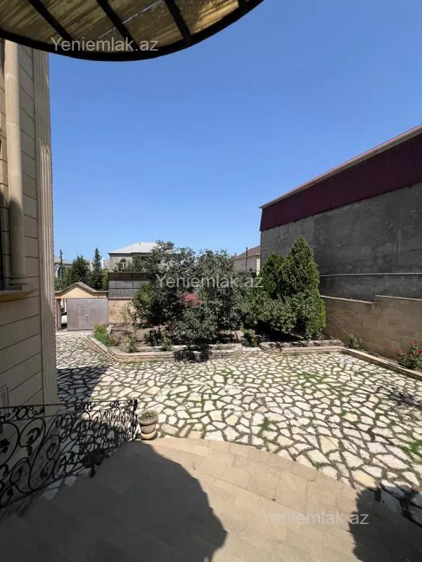 Satılır 9 otaqlı həyət evi 380 m²