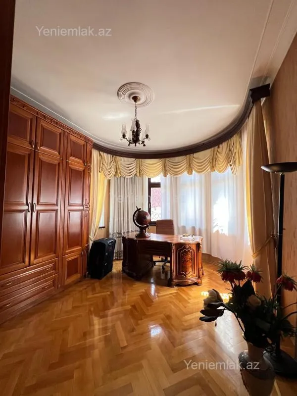 Satılır 9 otaqlı həyət evi 380 m²