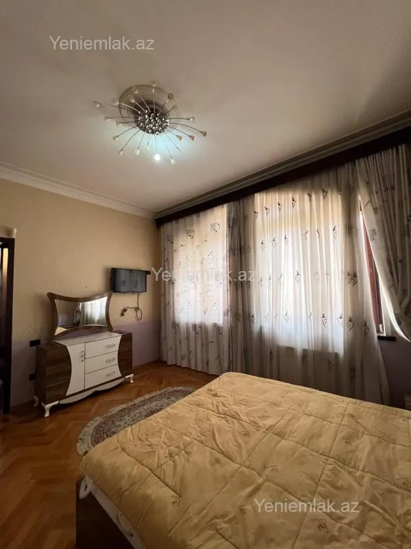 Satılır 9 otaqlı həyət evi 380 m²