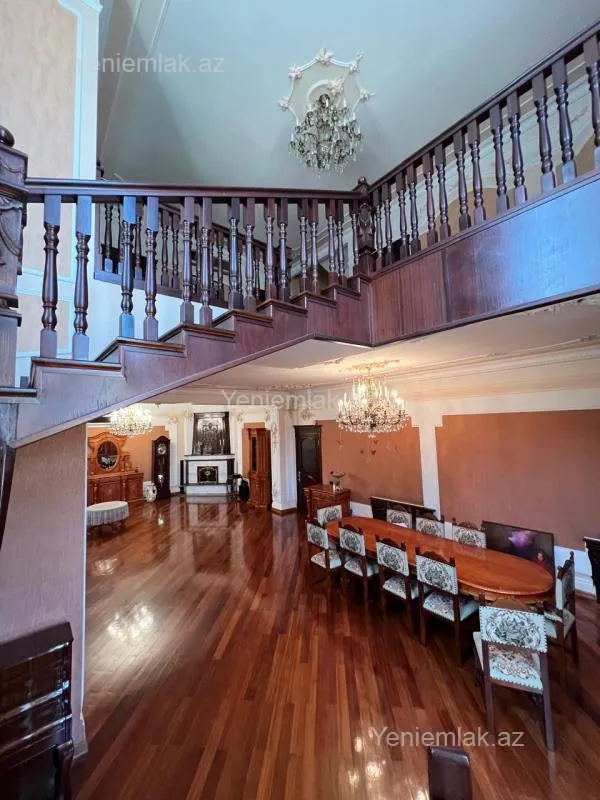 Satılır 9 otaqlı həyət evi 380 m²
