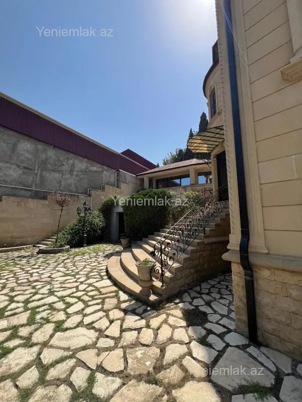Satılır 9 otaqlı həyət evi 380 m²