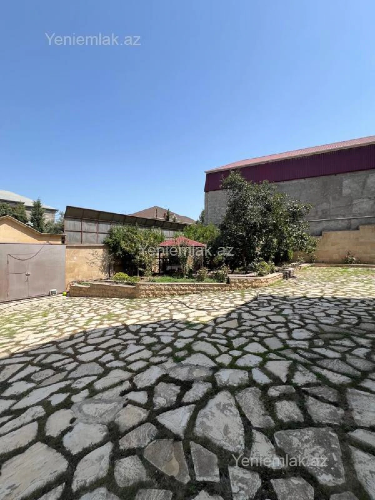 Satılır 9 otaqlı həyət evi 380 m²