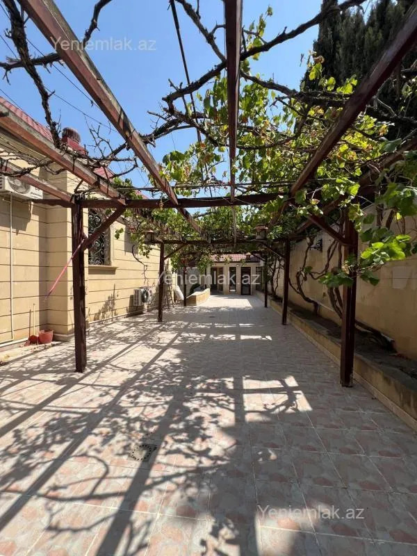 Satılır 9 otaqlı həyət evi 380 m²