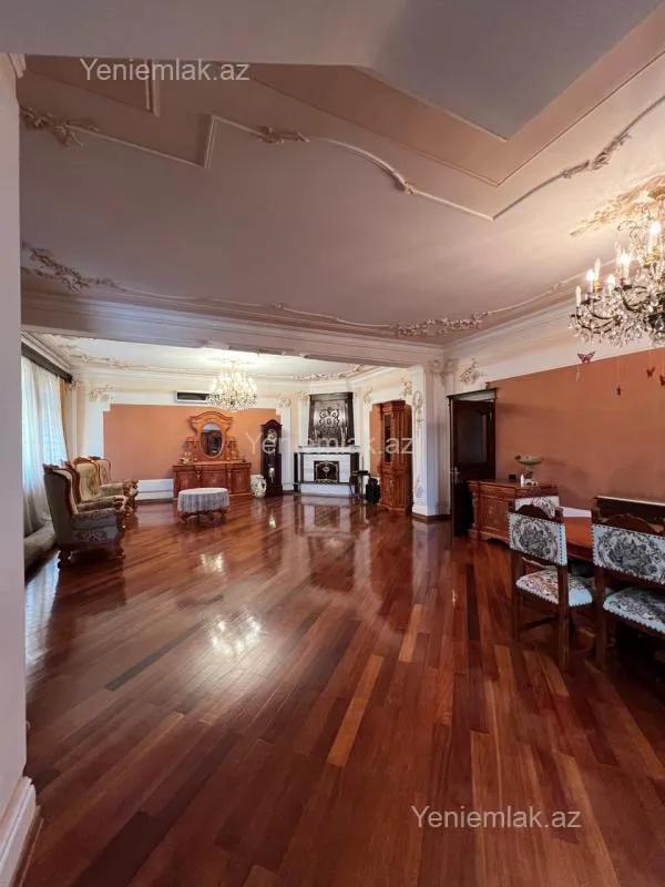 Satılır 9 otaqlı həyət evi 380 m²