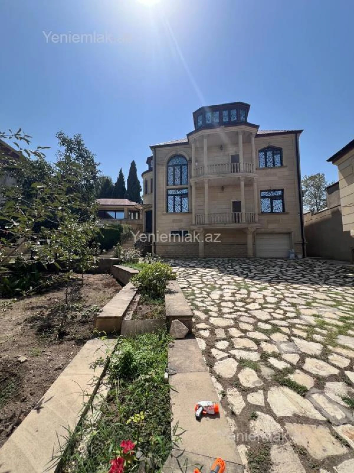 Satılır 9 otaqlı həyət evi 380 m²