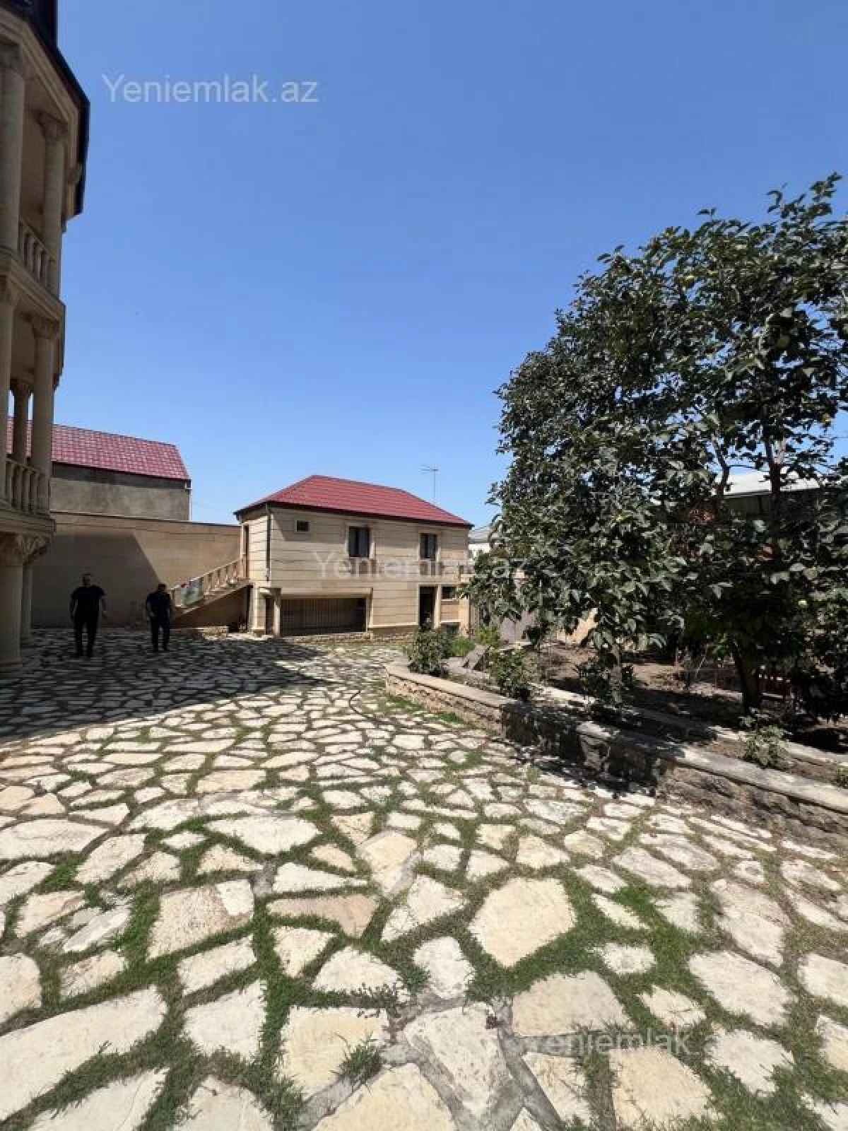 Satılır 9 otaqlı həyət evi 380 m²