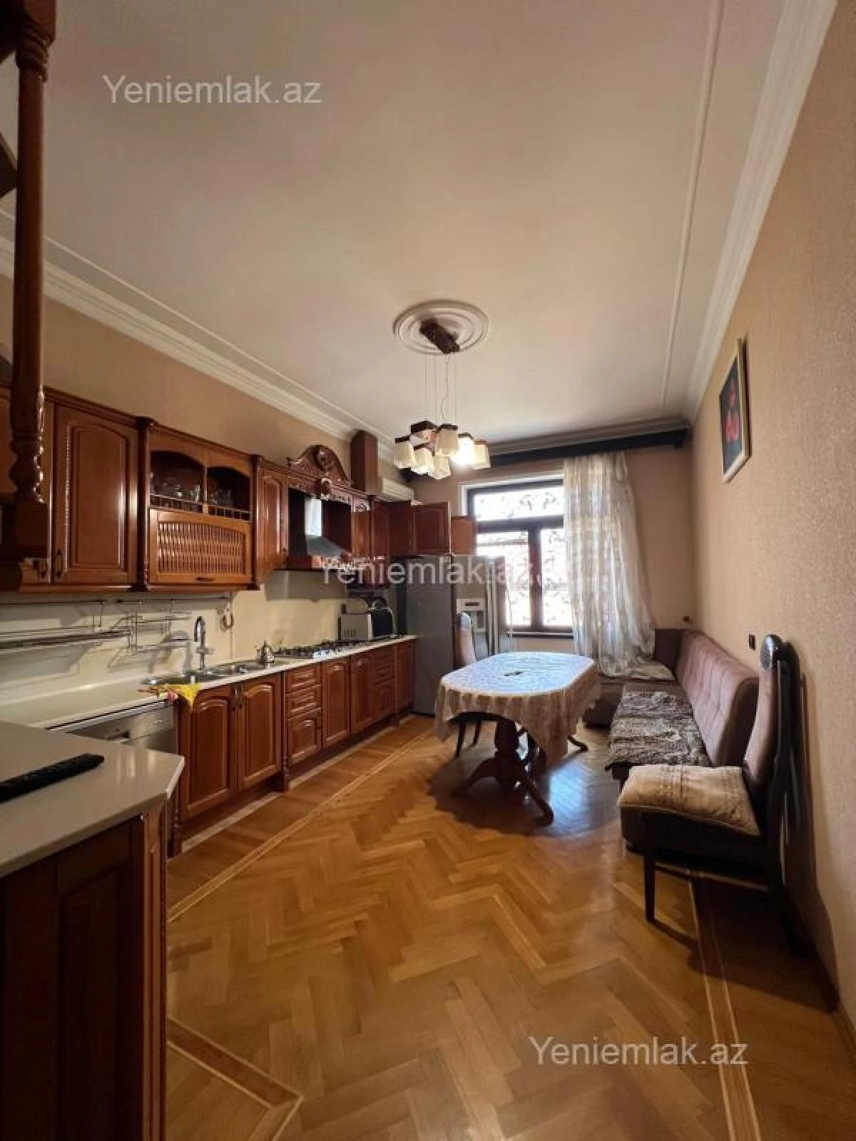 Satılır 9 otaqlı həyət evi 380 m²
