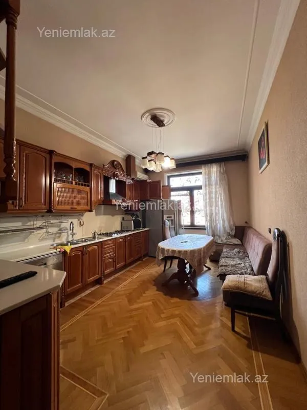 Satılır 9 otaqlı həyət evi 380 m²