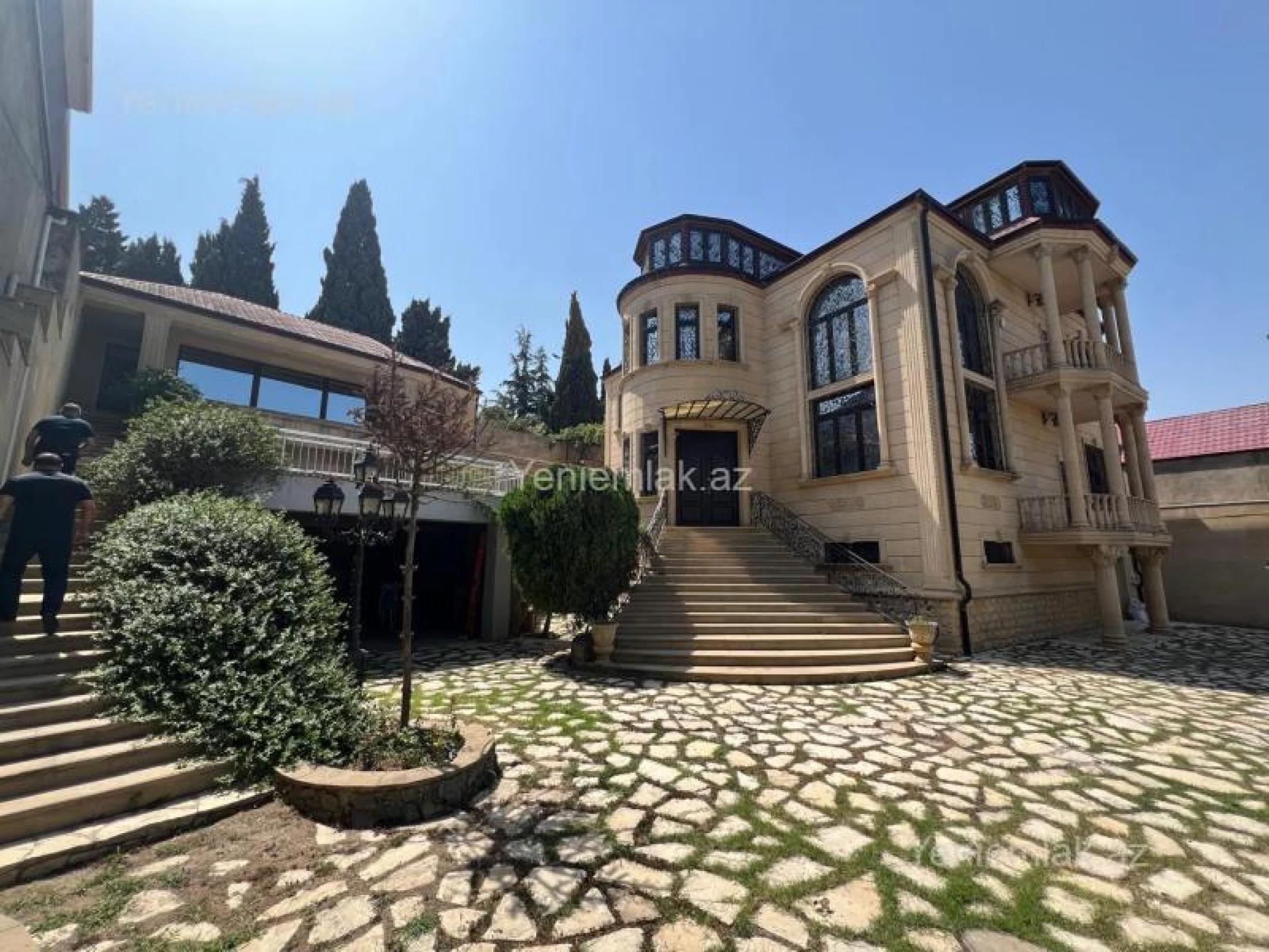 Satılır 9 otaqlı həyət evi 380 m²