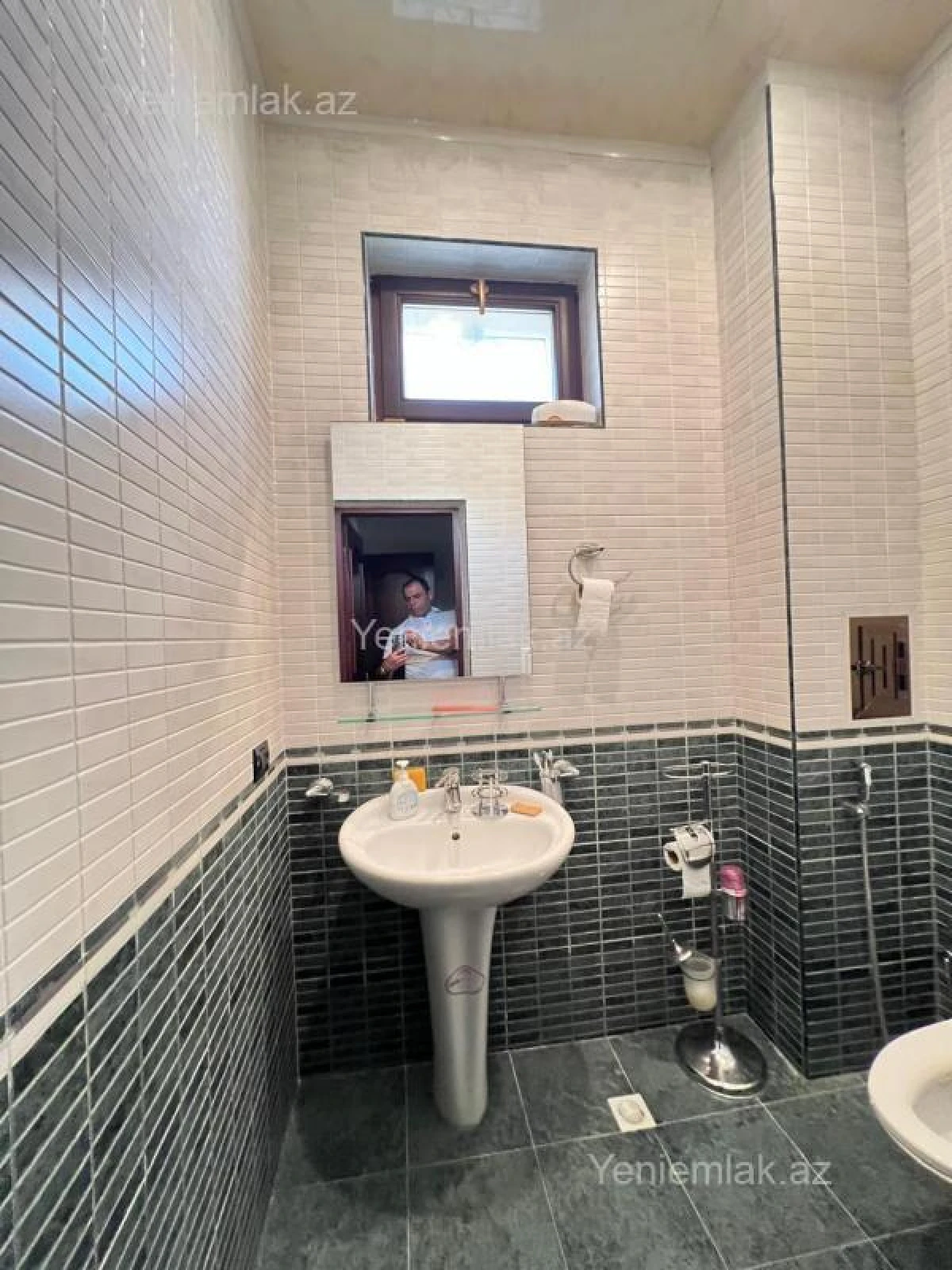 Satılır 9 otaqlı həyət evi 380 m²