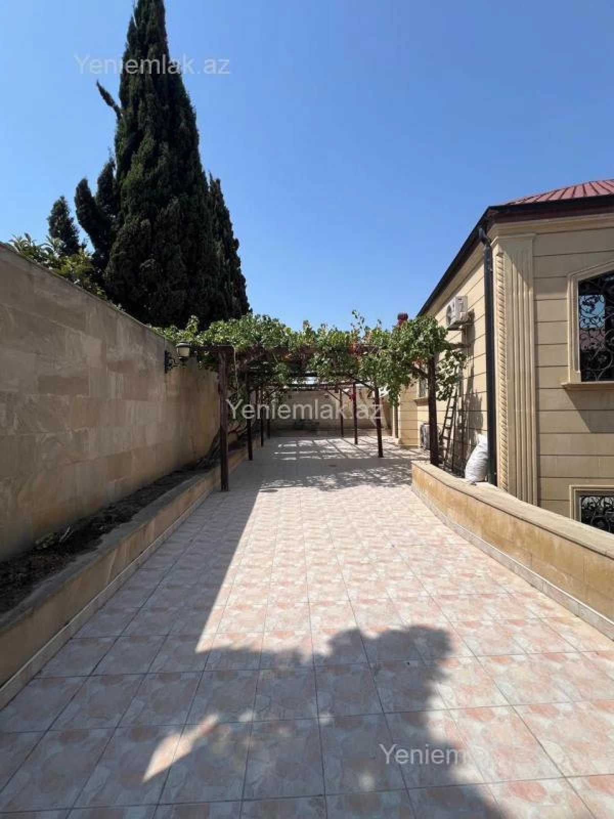 Satılır 9 otaqlı həyət evi 380 m²