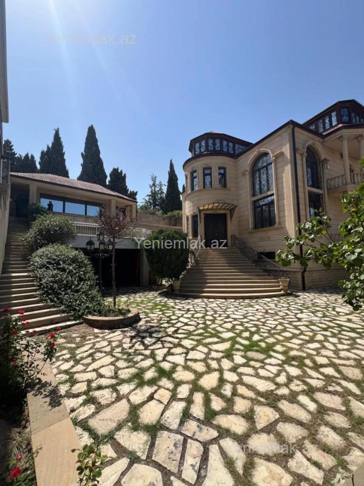 Satılır 9 otaqlı həyət evi 380 m²