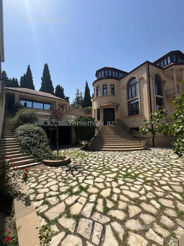 Satılır 9 otaqlı həyət evi 380 m²
