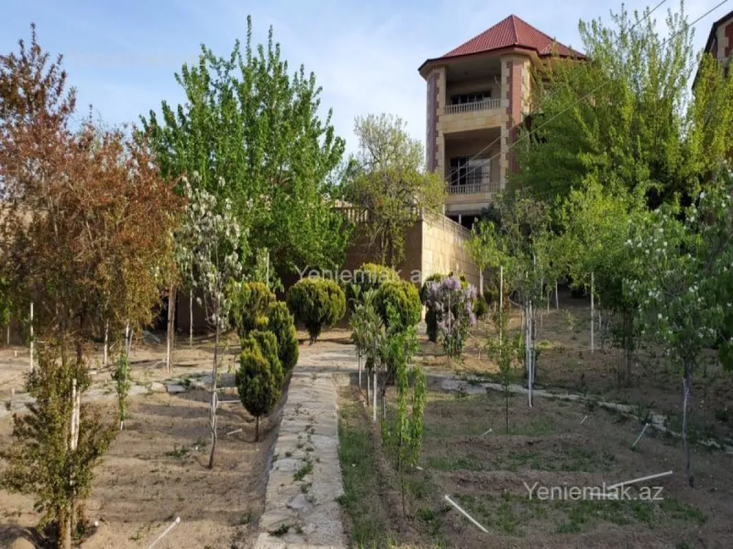 Satılır 7 otaqlı həyət evi 350 m²