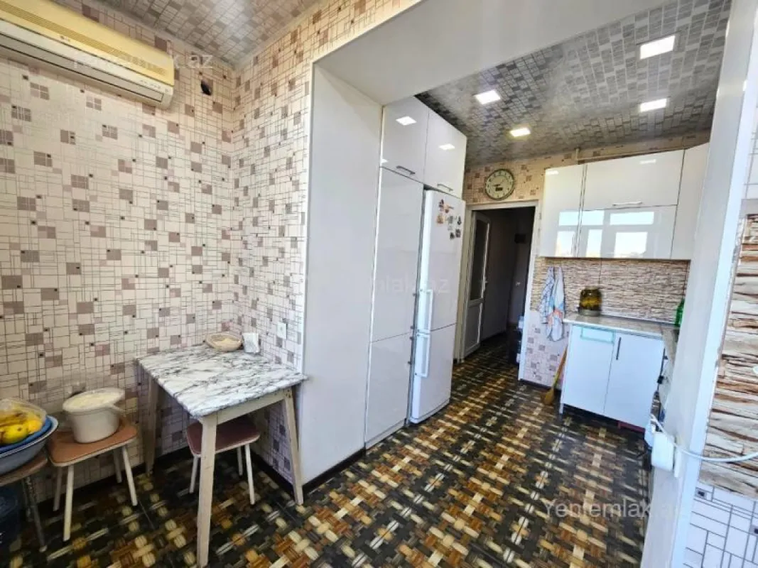 Satılır 2 otaqlı köhnə tikili 65 m²