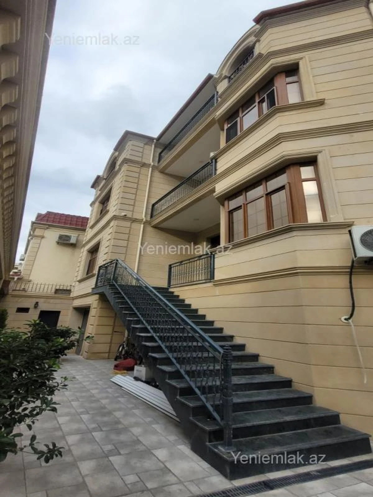 Satılır 7 otaqlı həyət evi 700 m²
