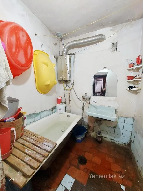 Satılır 5 otaqlı köhnə tikili 105 m²